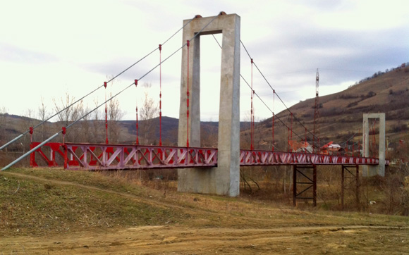 Constructii pasarele suspendate pe cabluri <br /><br />Foto: Pasarela Pietonala peste Raul Tarnava Mare - Micasasa, judetul Sibiu <br /><br /> Lungime=100 ML 2006-2008